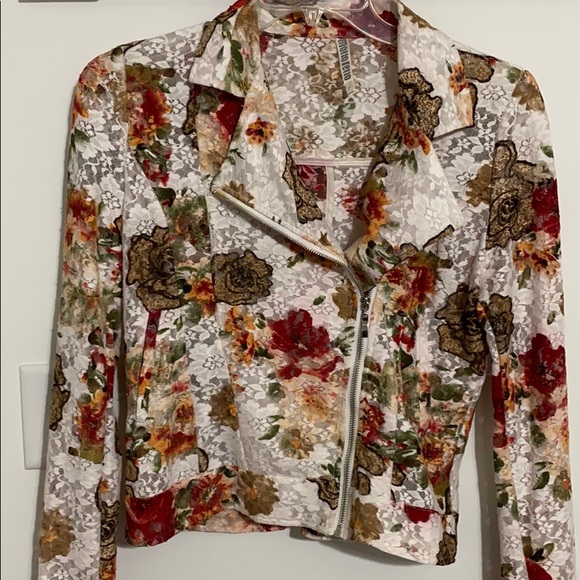 Monoreno Lace Floral Jacket - Picture 2 of 5